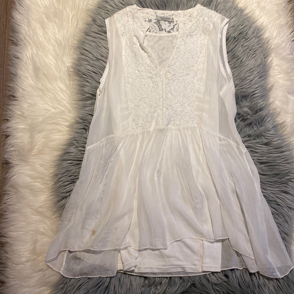 Tendenze White Flowy Womens Tank top with embroidery.  Size small
